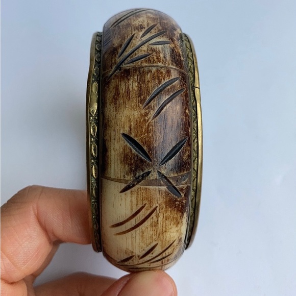 Vintage Rustic Bone and Brass Tone Bracelet w Simple Carving. Handmade. - Picture 5 of 7